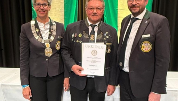Ludwig Kinz erhält das Große Hessische Ehrenzeichen in Gold